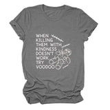 Lustiges T-Shirt mit Aufschrift „Wenn es nicht funktioniert, sie mit Freundlichkeit zu töten, versuchen Sie es mit Voodoo“ für Frauen