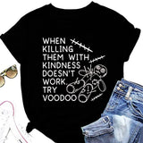 Lustiges T-Shirt mit Aufschrift „Wenn es nicht funktioniert, sie mit Freundlichkeit zu töten, versuchen Sie es mit Voodoo“ für Frauen