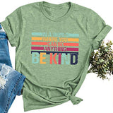 T-shirt Les femmes dans un monde où vous pouvez être n'importe quoi, soyez gentil