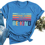 T-shirt Les femmes dans un monde où vous pouvez être n'importe quoi, soyez gentil