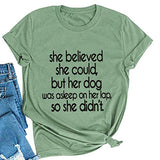 T-Shirt pour femmes, elle croyait pouvoir le faire, mais son chien dormait sur ses genoux