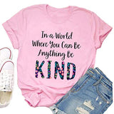 T-shirt Les femmes dans un monde où vous pouvez être n'importe quoi, soyez gentil