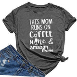 Diese Mama läuft mit Kaffee und Wein T-Shirt