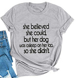T-Shirt pour femmes, elle croyait pouvoir le faire, mais son chien dormait sur ses genoux
