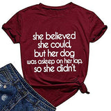 T-Shirt pour femmes, elle croyait pouvoir le faire, mais son chien dormait sur ses genoux