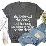 T-Shirt pour femmes, elle croyait pouvoir le faire, mais son chien dormait sur ses genoux