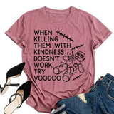 Lustiges T-Shirt mit Aufschrift „Wenn es nicht funktioniert, sie mit Freundlichkeit zu töten, versuchen Sie es mit Voodoo“ für Frauen