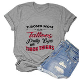 T-shirt femme F-Bomb Mom avec tatouages, jolis yeux et cuisses épaisses