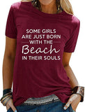 Manche Mädchen werden einfach mit dem Strand in ihrer Seele geboren T-Shirt
