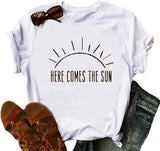 Damen T-Shirt mit Aufdruck „Here Comes The Sun“