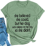 T-Shirt pour femmes, elle croyait pouvoir le faire, mais son chien dormait sur ses genoux