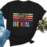 T-shirt Les femmes dans un monde où vous pouvez être n'importe quoi, soyez gentil