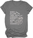 Lustiges T-Shirt mit Aufschrift „Wenn es nicht funktioniert, sie mit Freundlichkeit zu töten, versuchen Sie es mit Voodoo“ für Frauen