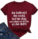 T-Shirt pour femmes, elle croyait pouvoir le faire, mais son chien dormait sur ses genoux