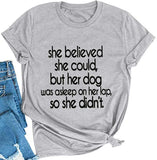 T-Shirt pour femmes, elle croyait pouvoir le faire, mais son chien dormait sur ses genoux