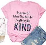 T-shirt Les femmes dans un monde où vous pouvez être n'importe quoi, soyez gentil