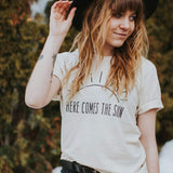 Damen T-Shirt mit Aufdruck „Here Comes The Sun“
