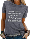 Manche Mädchen werden einfach mit dem Strand in ihrer Seele geboren T-Shirt
