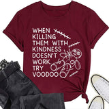 Lustiges T-Shirt mit Aufschrift „Wenn es nicht funktioniert, sie mit Freundlichkeit zu töten, versuchen Sie es mit Voodoo“ für Frauen