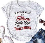 T-shirt femme F-Bomb Mom avec tatouages, jolis yeux et cuisses épaisses