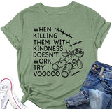 Lustiges T-Shirt mit Aufschrift „Wenn es nicht funktioniert, sie mit Freundlichkeit zu töten, versuchen Sie es mit Voodoo“ für Frauen