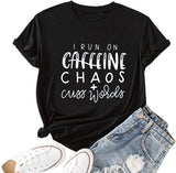 Ich laufe mit Koffein-Chaos und Schimpfwörtern Grafik T-Shirt