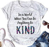 T-shirt Les femmes dans un monde où vous pouvez être n'importe quoi, soyez gentil