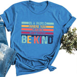 T-shirt Les femmes dans un monde où vous pouvez être n'importe quoi, soyez gentil