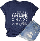 Ich laufe mit Koffein-Chaos und Schimpfwörtern Grafik T-Shirt