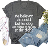 T-Shirt pour femmes, elle croyait pouvoir le faire, mais son chien dormait sur ses genoux