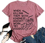 Lustiges T-Shirt mit Aufschrift „Wenn es nicht funktioniert, sie mit Freundlichkeit zu töten, versuchen Sie es mit Voodoo“ für Frauen