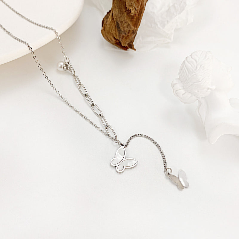 Gestückelte Kette mit dreidimensionalem Schmetterlingsanhänger und Perlenkette mit passender Schlüsselbeinkette