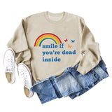 Lächeln Sie, wenn Sie im Inneren des neuen Langarm-Sweatshirts mit Schmetterlings-Regenbogenbuchstaben tot sind