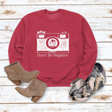 Lockerer Pullover mit Rundhalsausschnitt und langen Ärmeln und „Don’t Be Negative“-Aufdruck