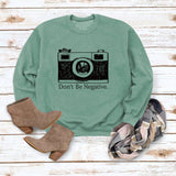 Lockerer Pullover mit Rundhalsausschnitt und langen Ärmeln und „Don’t Be Negative“-Aufdruck