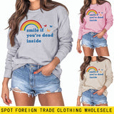 Lächeln Sie, wenn Sie im Inneren des neuen Langarm-Sweatshirts mit Schmetterlings-Regenbogenbuchstaben tot sind