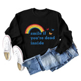 Lächeln Sie, wenn Sie im Inneren des neuen Langarm-Sweatshirts mit Schmetterlings-Regenbogenbuchstaben tot sind