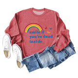 Lächeln Sie, wenn Sie im Inneren des neuen Langarm-Sweatshirts mit Schmetterlings-Regenbogenbuchstaben tot sind
