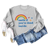 Lächeln Sie, wenn Sie im Inneren des neuen Langarm-Sweatshirts mit Schmetterlings-Regenbogenbuchstaben tot sind