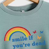 Lächeln Sie, wenn Sie im Inneren des neuen Langarm-Sweatshirts mit Schmetterlings-Regenbogenbuchstaben tot sind