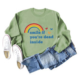 Lächeln Sie, wenn Sie im Inneren des neuen Langarm-Sweatshirts mit Schmetterlings-Regenbogenbuchstaben tot sind
