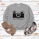 Lockerer Pullover mit Rundhalsausschnitt und langen Ärmeln und „Don’t Be Negative“-Aufdruck