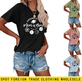 Surrounded By Balls Mom T-Shirt mit Basketball-Muster, Rundhalsausschnitt, kurzärmelig
