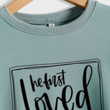 Er liebte uns zuerst, Base-Schriftzug, langärmeliger großer Pullover für Damen
