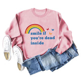 Lächeln Sie, wenn Sie im Inneren des neuen Langarm-Sweatshirts mit Schmetterlings-Regenbogenbuchstaben tot sind