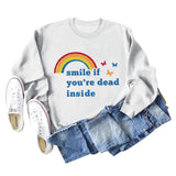 Lächeln Sie, wenn Sie im Inneren des neuen Langarm-Sweatshirts mit Schmetterlings-Regenbogenbuchstaben tot sind