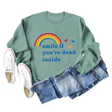Lächeln Sie, wenn Sie im Inneren des neuen Langarm-Sweatshirts mit Schmetterlings-Regenbogenbuchstaben tot sind