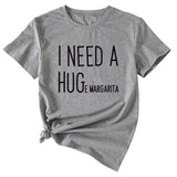MINIMALISTISCHES T-SHIRT MIT RUNDHALSAUSSCHRIFTZUG „I NEED A HUG“ MIT KURZEN ÄRMELN