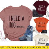 MINIMALISTISCHES T-SHIRT MIT RUNDHALSAUSSCHRIFTZUG „I NEED A HUG“ MIT KURZEN ÄRMELN
