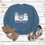 Lockerer Pullover mit Rundhalsausschnitt und langen Ärmeln und „Don’t Be Negative“-Aufdruck